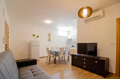 TV i/ili zabavni centar u objektu Apartments Sara 2