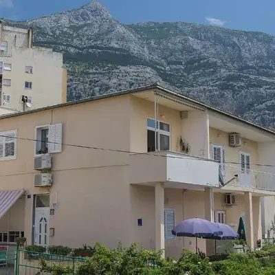 Apartments with parking space Makarska - 15375