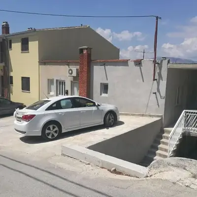 Apartments with a parking space Podstrana