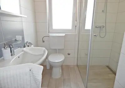 Kupaonica u objektu Apartments Katarina with swimming pool
