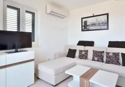 TV i/ili zabavni centar u objektu Villa royale with shared pool