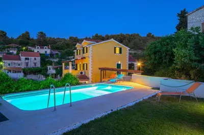 Bazen u objektu Villa Green Garden ili u blizini
