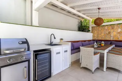 Kuhinja ili čajna kuhinja u objektu Apartment Amos with Private Pool