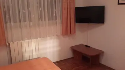 TV i/ili zabavni centar u objektu Arya