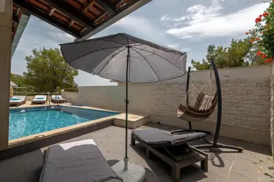 Bazen u objektu Family friendly house with a swimming pool Cove Koramaslinova - Koromaslinova, Brac - 15479 ili u blizini