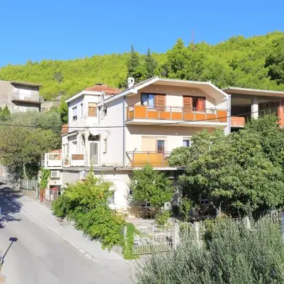 Apartments with parking space Dugi Rat