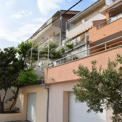 Apartments with a parking space Podstrana