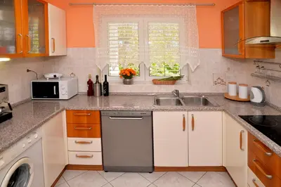 Kuhinja ili čajna kuhinja u objektu Villa 4US with pool