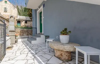 Popločani dio dvorišta ili vanjski dio objekta Three-Bedroom Holiday Home In Stanici
