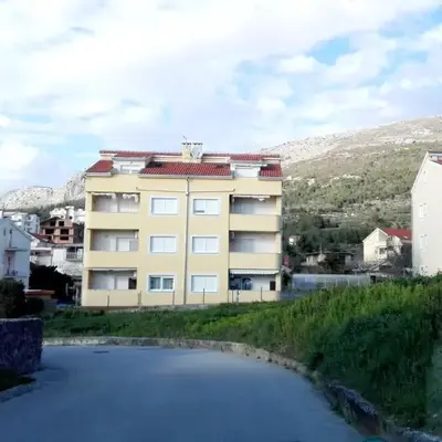 Apartments with a parking space Podstrana