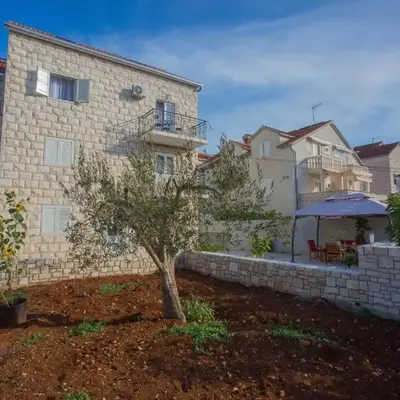 Apartments with parking space Sutivan