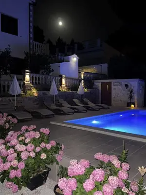 Bazen u objektu Apartments and Room Villa Makaj ili u blizini