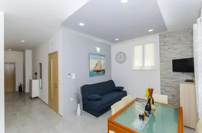 TV i/ili zabavni centar u objektu Family friendly apartments with a swimming pool Split - 14203