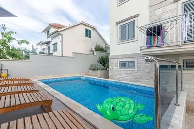 Bazen u objektu Family-friendly apartments with swimming pool Sutivan, Brac - 15665 ili u blizini