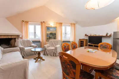 TV i/ili zabavni centar u objektu Apartments & Rooms Konoba Tomić