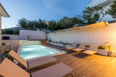 Bazen u objektu Villa Artea, Luxurious Villa with Heated Pool ili u blizini