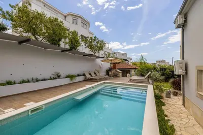 Bazen u objektu Villa Artea, Luxurious Villa with Heated Pool ili u blizini