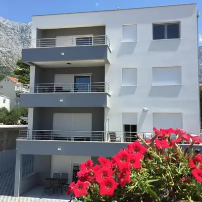 Apartments with parking space Baska Voda