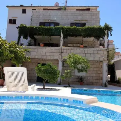 Seaside apartments with a swimming pool Sutivan