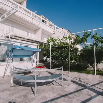 Apartments with a parking space Podstrana