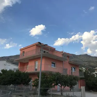 Apartments with a parking space Podstrana
