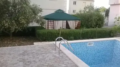 Bazen u objektu Apartments Nives ili u blizini