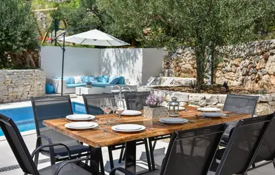 Bazen u objektu Villa OLIVE TREE village Pisak heated pool and close to the beach ili u blizini