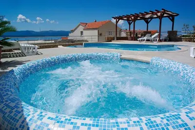 Bazen u objektu Villa Lara Apartments ili u blizini