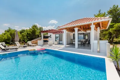 Bazen u objektu Villa Dada ili u blizini