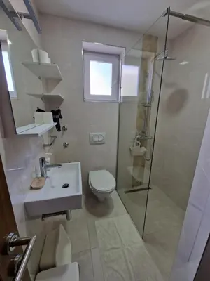 Kupaonica u objektu Apartments Šarić