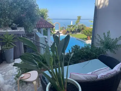 Bazen u objektu Villa Maris- beachfront villa with exclusive pool ili u blizini