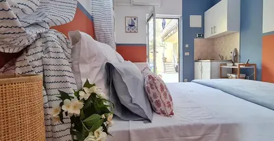 Krevet ili kreveti u jedinici u objektu Studio apartments Roza - A charming oasis in the centre of Makarska