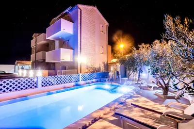 Bazen u objektu Bol apartments Gospojica ili u blizini