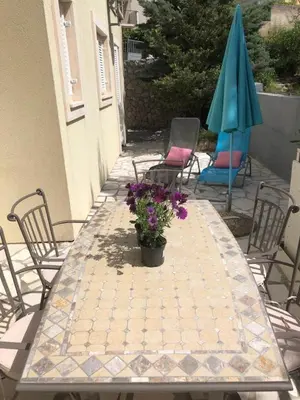 Popločani dio dvorišta ili vanjski dio objekta Nemira beach apartments