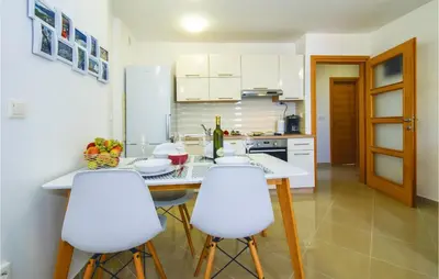 Kuhinja ili čajna kuhinja u objektu One-Bedroom Apartment In Postira