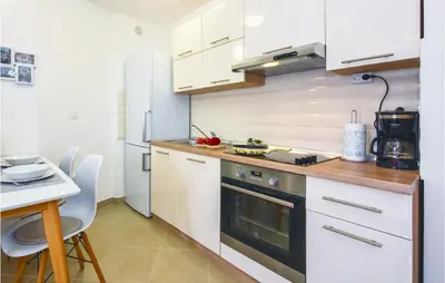 Kuhinja ili čajna kuhinja u objektu One-Bedroom Apartment In Postira