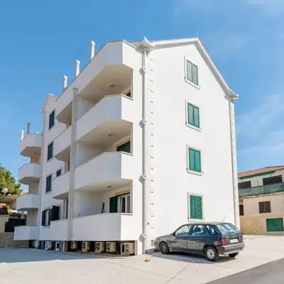 Apartments with parking space Supetar