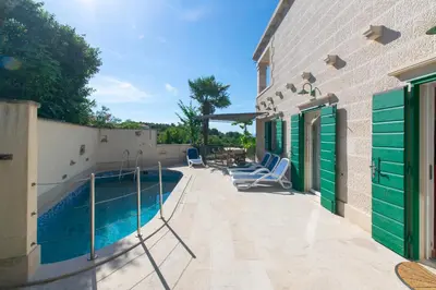 Bazen u objektu Villa Serena ili u blizini