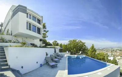 Bazen u objektu 4 Bedroom Amazing Home In Podstrana ili u blizini