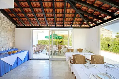 Restoran ili neka druga zalogajnica u objektu Villa Supetar