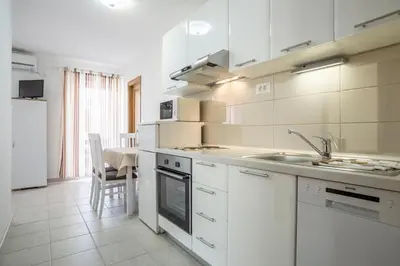 Kuhinja ili čajna kuhinja u objektu Apartments Bezmalinović 2