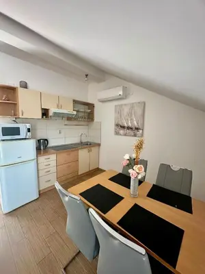 Kuhinja ili čajna kuhinja u objektu Apartments Daira