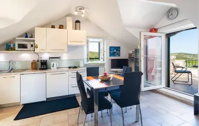 Kuhinja ili čajna kuhinja u objektu One-Bedroom Holiday Home In Povlja