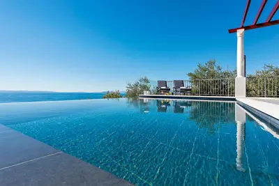 Bazen u objektu A brand NEW VILLA - Infinity ili u blizini