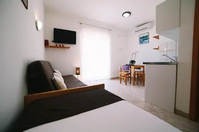 TV i/ili zabavni centar u objektu Apartment in Duce with sea view, balcony, air conditioning, Wi-Fi (4167-4)