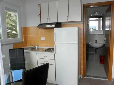 Kuhinja ili čajna kuhinja u objektu Apartment in Duce with sea view, balcony, air conditioning, Wi-Fi (4166-5)