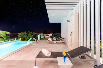 Bazen u objektu Luxury Villa Complex ili u blizini