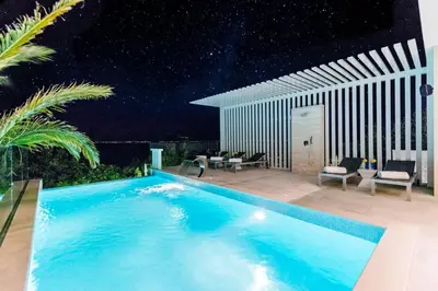 Bazen u objektu Luxury Villa Complex ili u blizini