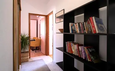 Knjižnica u apartmanu