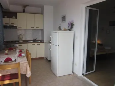 Kuhinja ili čajna kuhinja u objektu Apartment in Hvar town with sea view, terrace, air conditioning, W-LAN (3666-2)